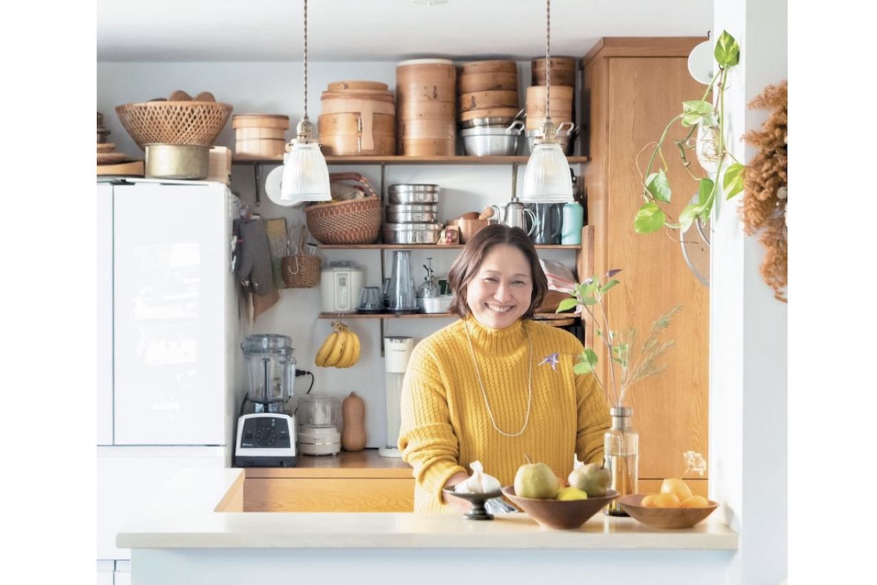 【料理家・五味幹子さんのキッチン拝見】DIYで棚を設置し、ストレスフリーな空間に