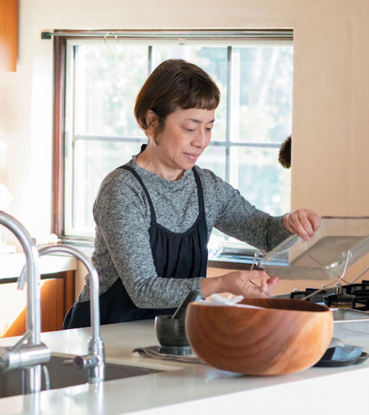 【料理家・飛田和緒さんのキッチン拝見】愛用の器、50代に合った調理道具とは？［後編］（画像2）