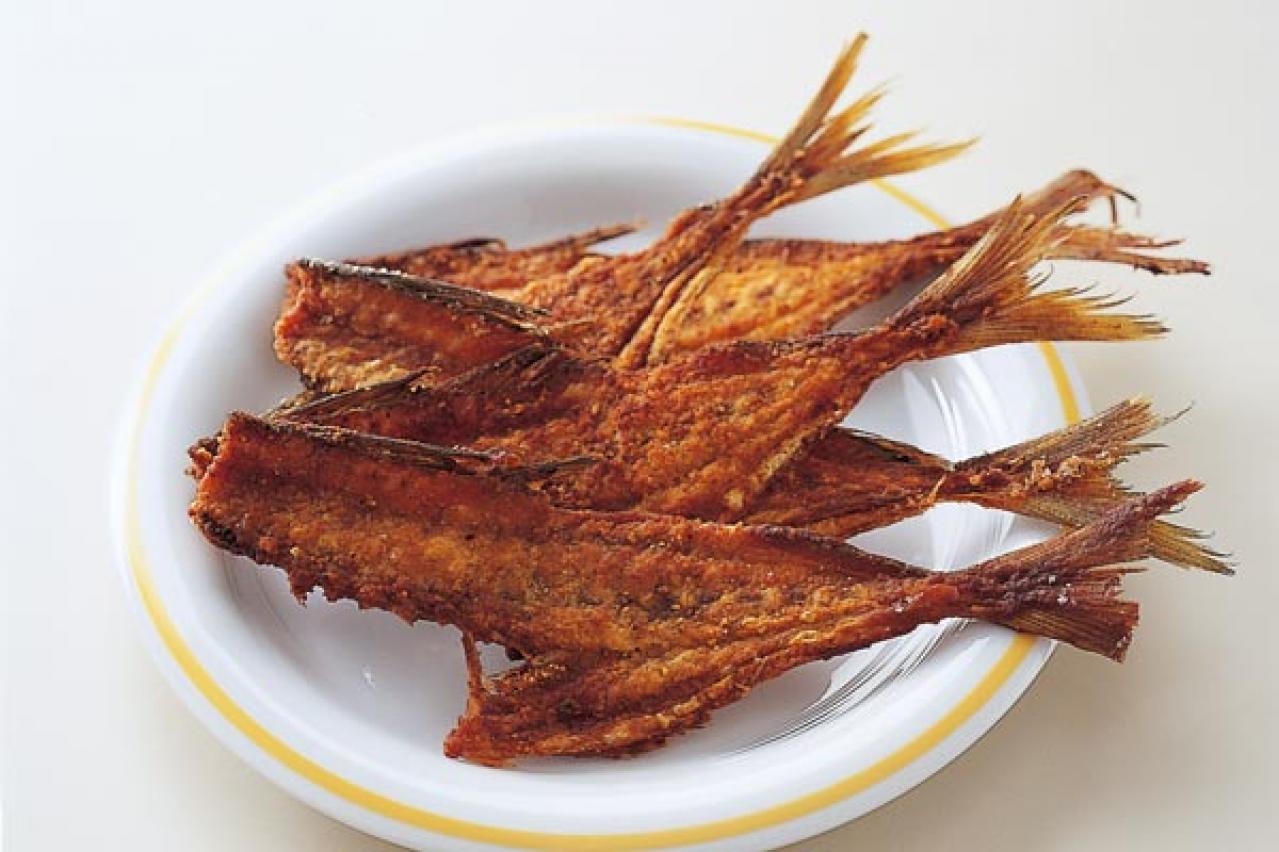 魚の骨を捨てている人！じっくり揚げてせんべいに！捨てる部分でもう一品のワザ8選【昔ながらの家事コツ】（画像2）
