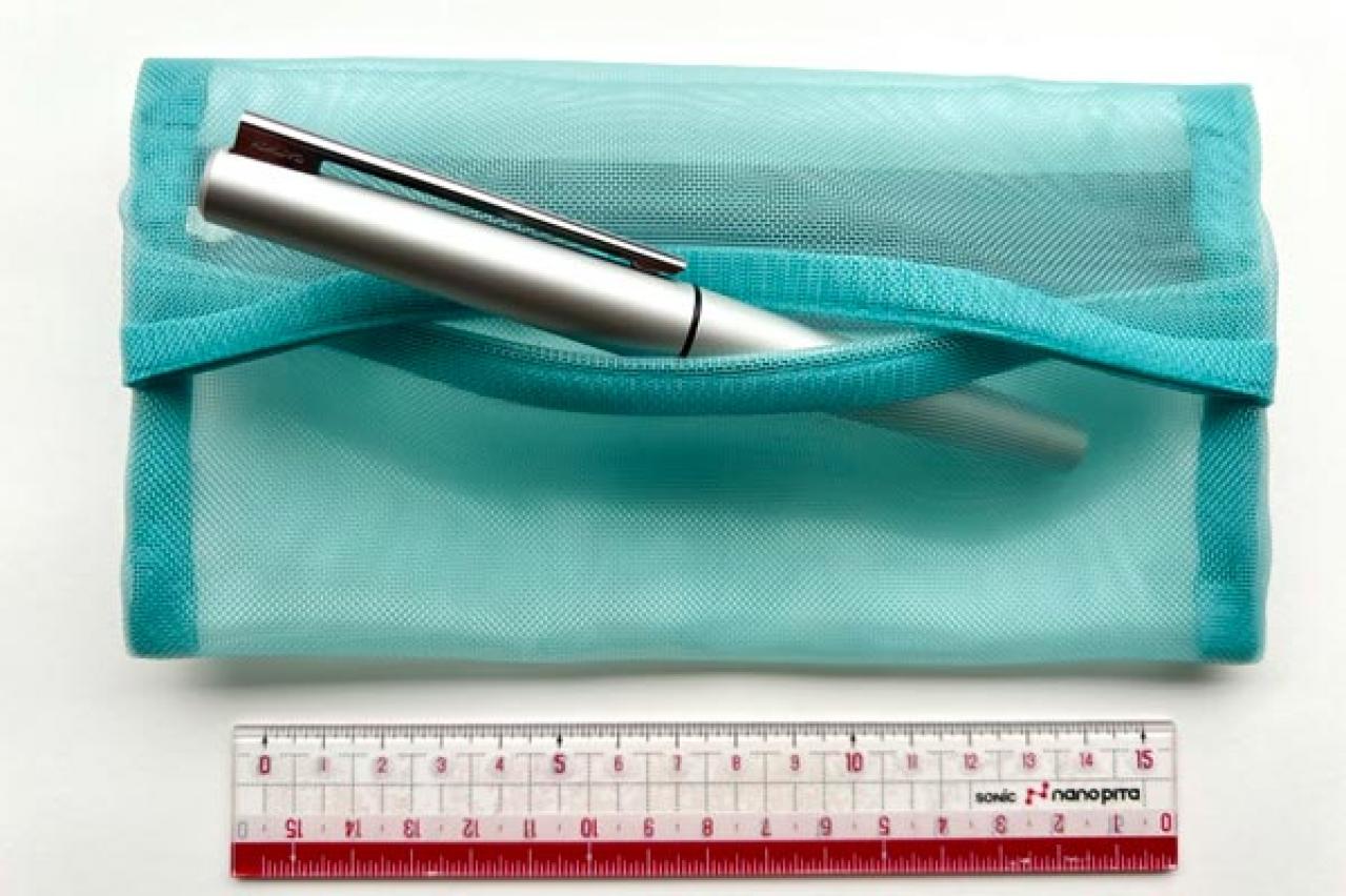 すっきり収納して持ち運ぶペンポーチ。充電ケーブルや小物もOK。メッシュ素材で中身が見える！（画像2）