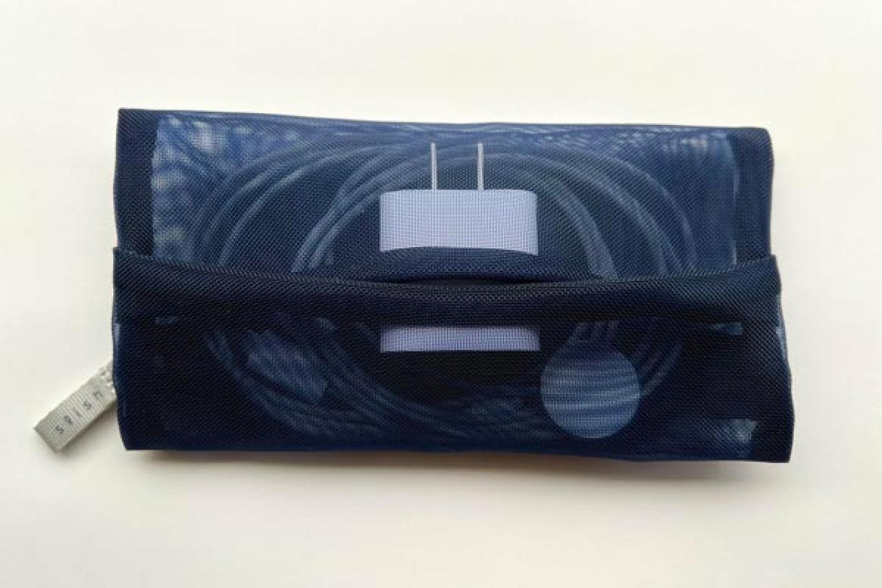 すっきり収納して持ち運ぶペンポーチ。充電ケーブルや小物もOK。メッシュ素材で中身が見える！（画像4）