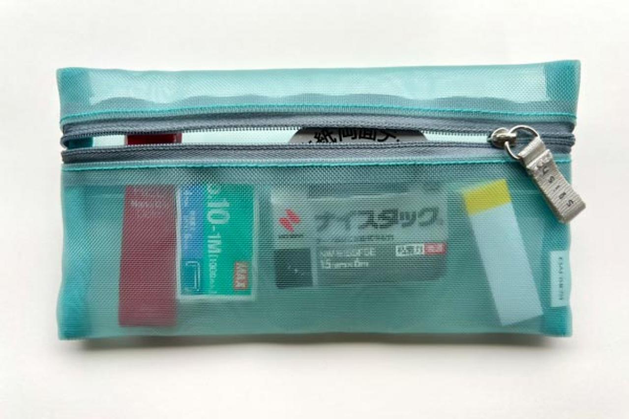すっきり収納して持ち運ぶペンポーチ。充電ケーブルや小物もOK。メッシュ素材で中身が見える！（画像3）