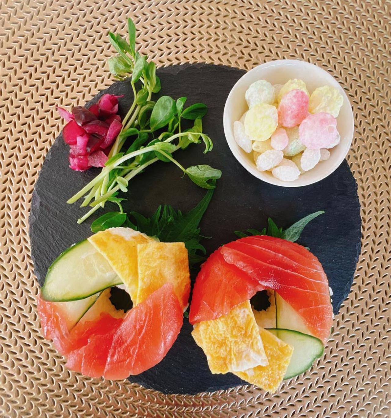 【スリコ】の寿司ドーナツ型が簡単！ニューヨークで流行り始めたというドーナツ寿司を楽しもう（画像7）