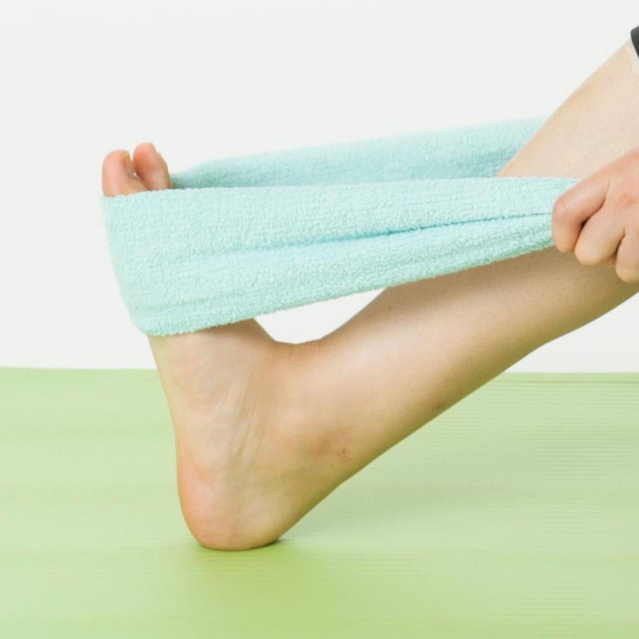 足から健康になる！タオルを使う【アキレス腱のばし】なら、体のかたい人も簡単（画像3）
