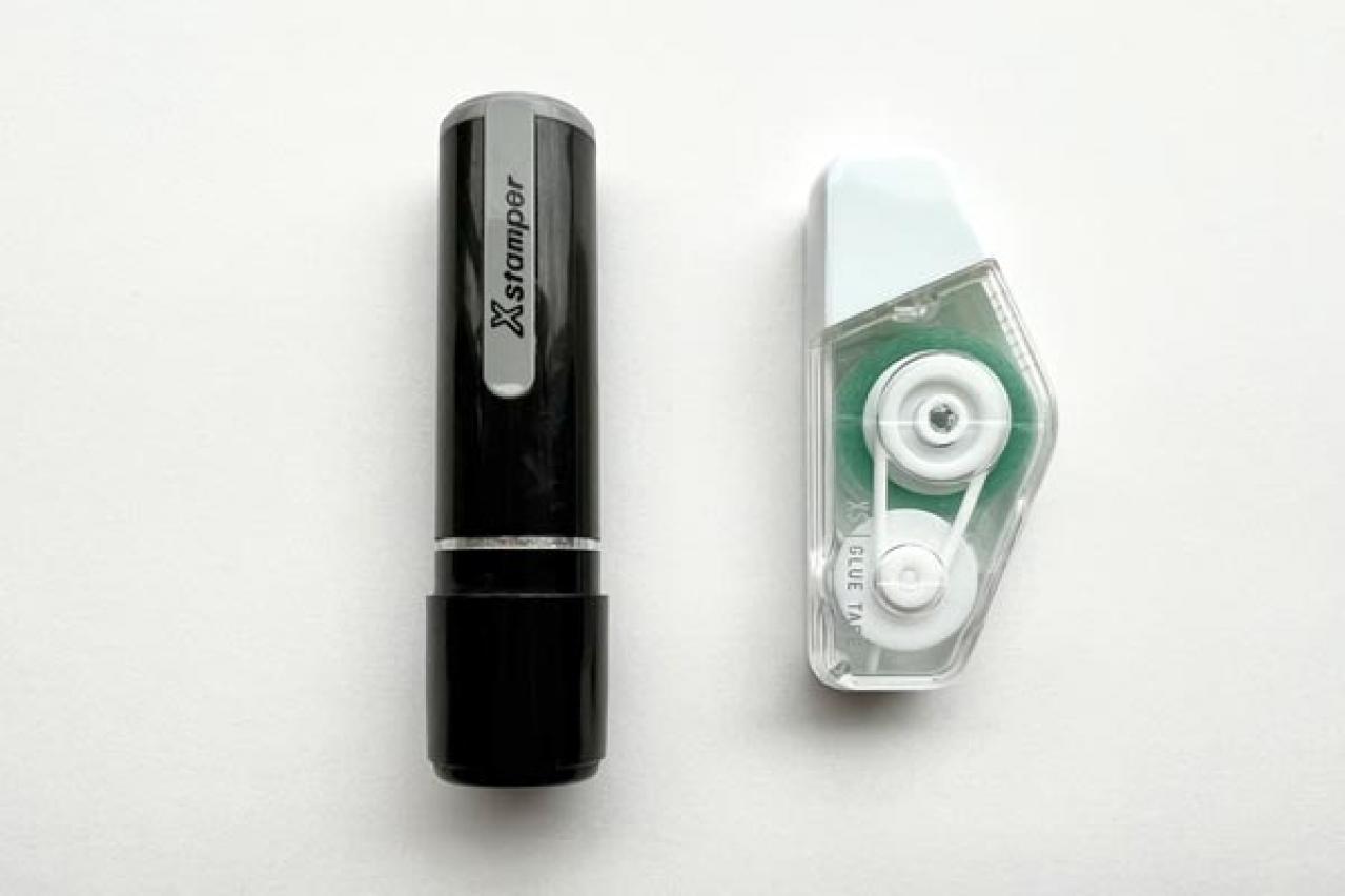 いつも綺麗に糊付けする「XSテープのり」貼れば紙は波打つことなく、ピンと平たい！（画像2）