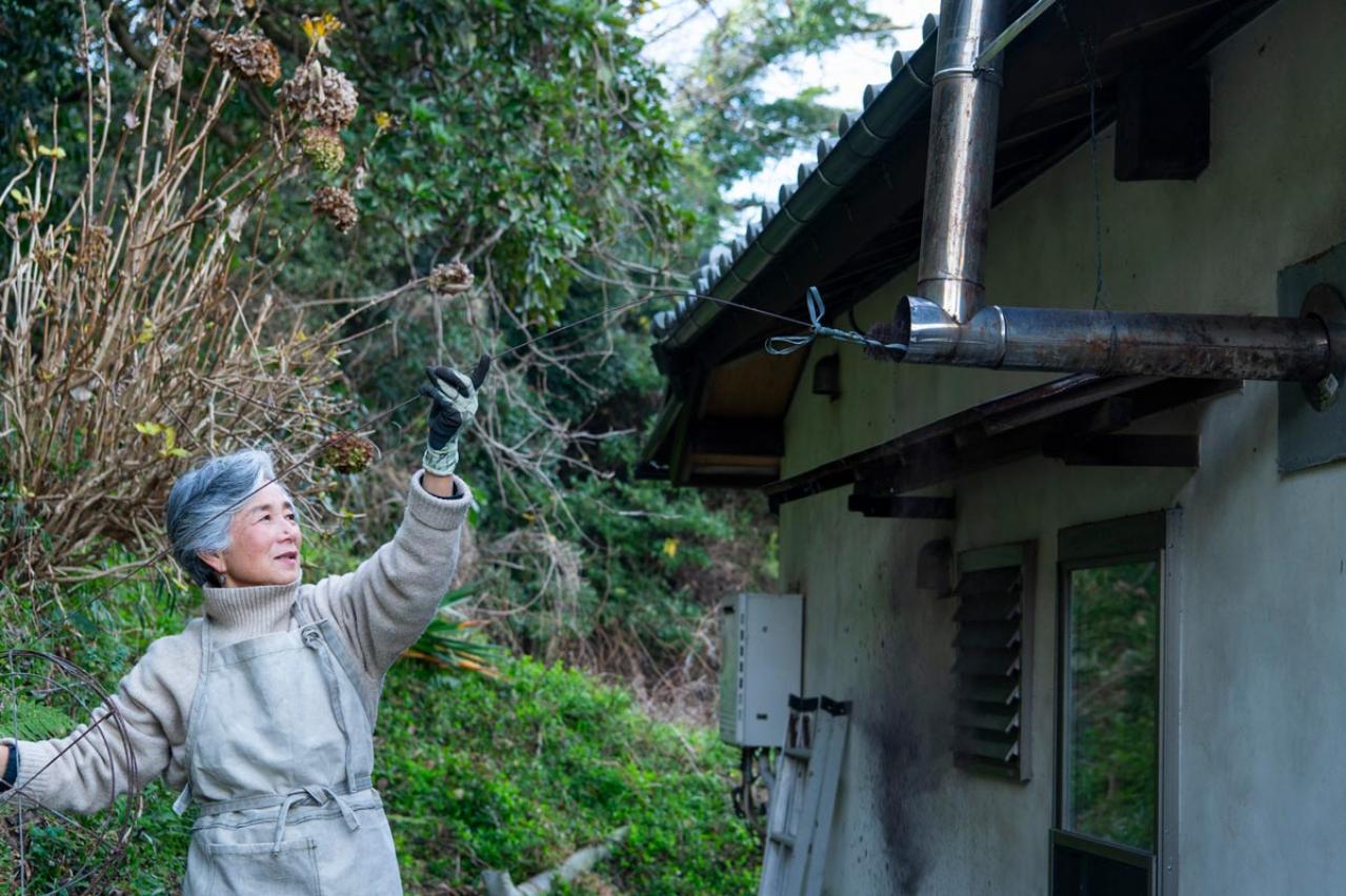 元ミス日本 伊藤千桃さんの春を待つ葉山での暮らし 「冬の感謝を込めて薪ストーブと煙突を掃除します」【2024年住まい部門TOP5】