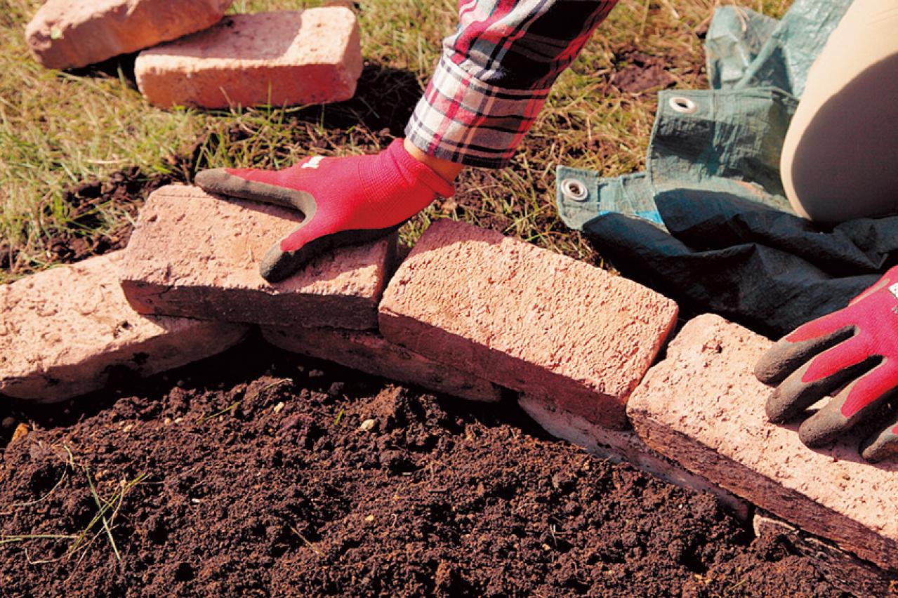 【狭い場所でのガーデニング】レンガを並べるだけで簡単、おしゃれな縁取り花壇のつくり方（画像14）