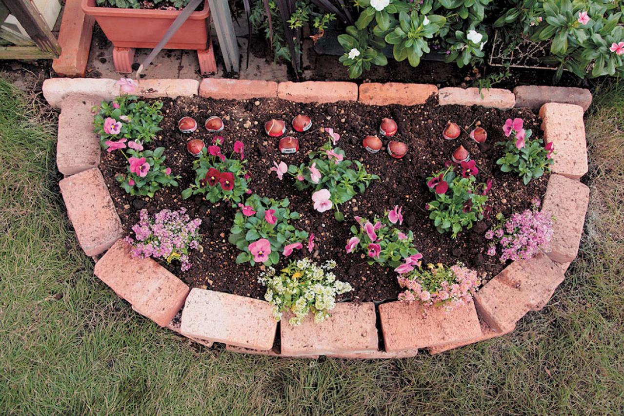 【狭い場所でのガーデニング】レンガを並べるだけで簡単、おしゃれな縁取り花壇のつくり方（画像19）