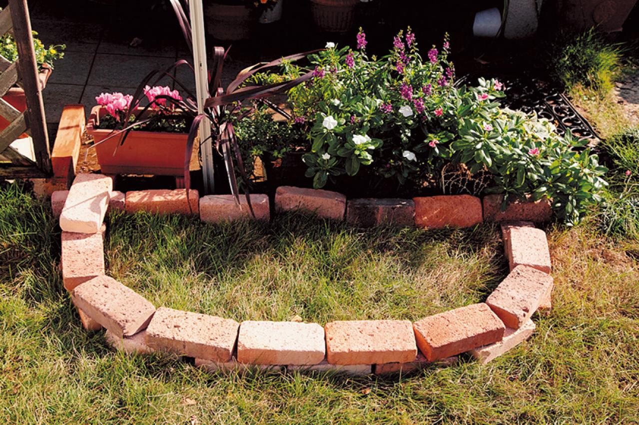 【狭い場所でのガーデニング】レンガを並べるだけで簡単、おしゃれな縁取り花壇のつくり方（画像3）