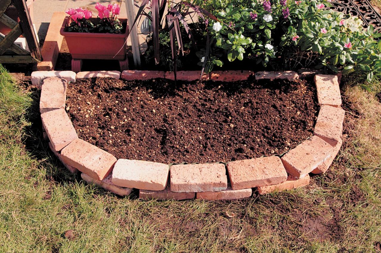 【狭い場所でのガーデニング】レンガを並べるだけで簡単、おしゃれな縁取り花壇のつくり方（画像18）