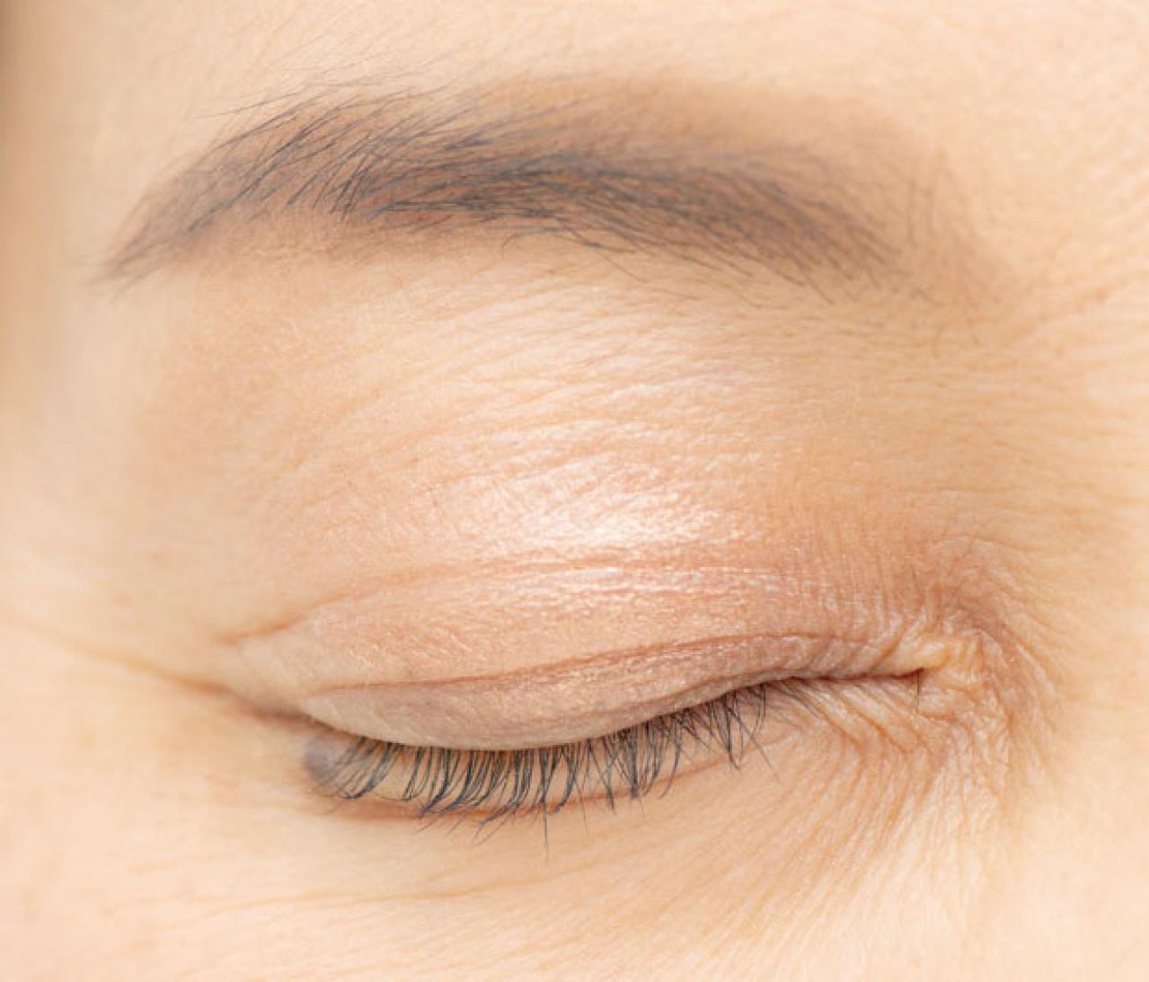 【50代からのメイク術】目力がアップし、5歳若返るアイラインの描き方とは？（画像8）