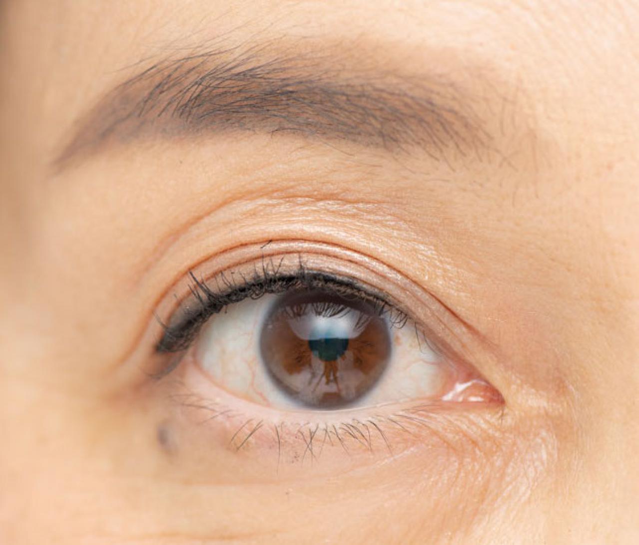 【50代からのメイク術】目力がアップし、5歳若返るアイラインの描き方とは？（画像10）