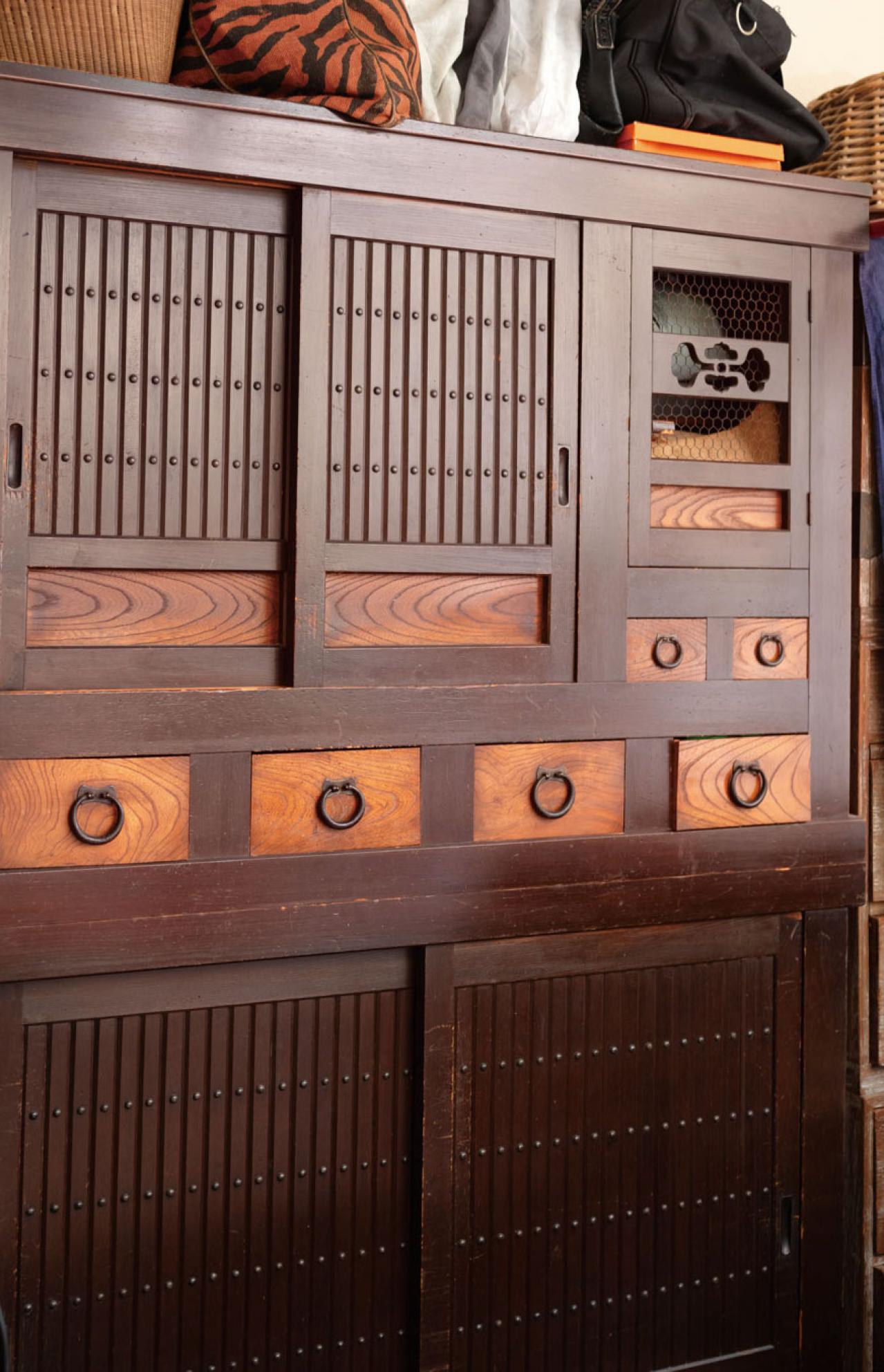 【モノがあっても心地いい家の秘訣】元ミス日本・伊藤千桃さん「自由なアイデアで骨董家具を収納棚にアレンジ」【後編】（画像9）