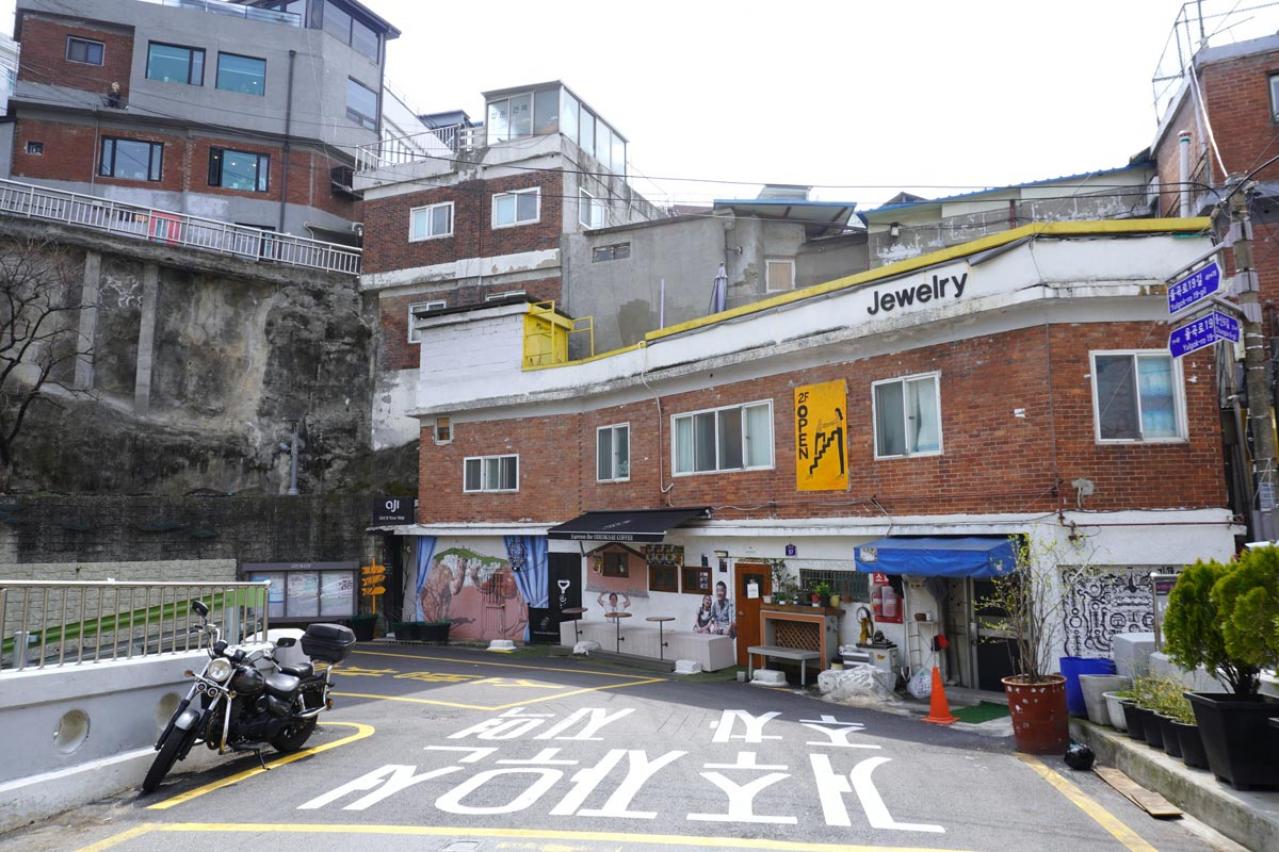 チャウヌの新境地が見られる！ ドラマ「ワンダフルワールド」のロケ地・梨花洞壁画村で韓国ののどかな風景に出合う