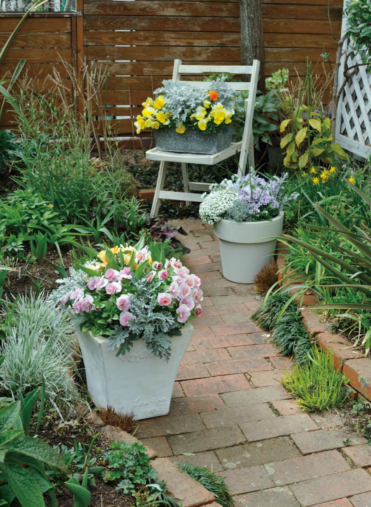 【ガーデニング】ローメンテナンスでも美しい！園芸家・青木純子さんの春の庭を拝見（画像2）