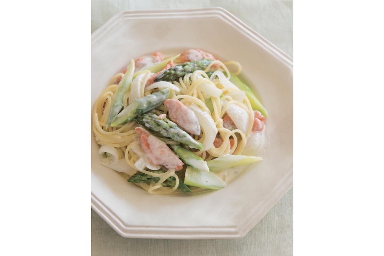 旬の【新玉ねぎレシピ】たんぱく質もたっぷりとれる！主食2選「塩鮭のクリームスパ」「さば缶どんぶり」