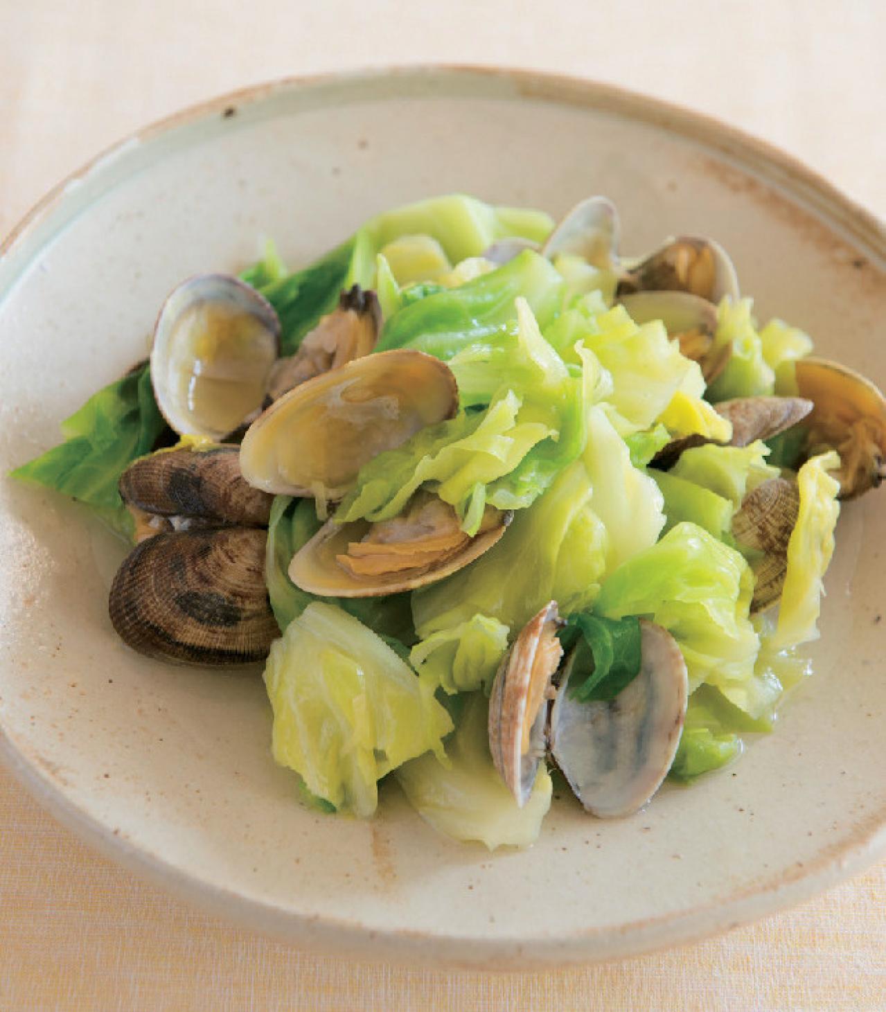 【春野菜レシピ】春キャベツ×魚介のメインおかず2選「やりいかのペペロンチーノ風」「あさりの蒸し煮」（画像3）
