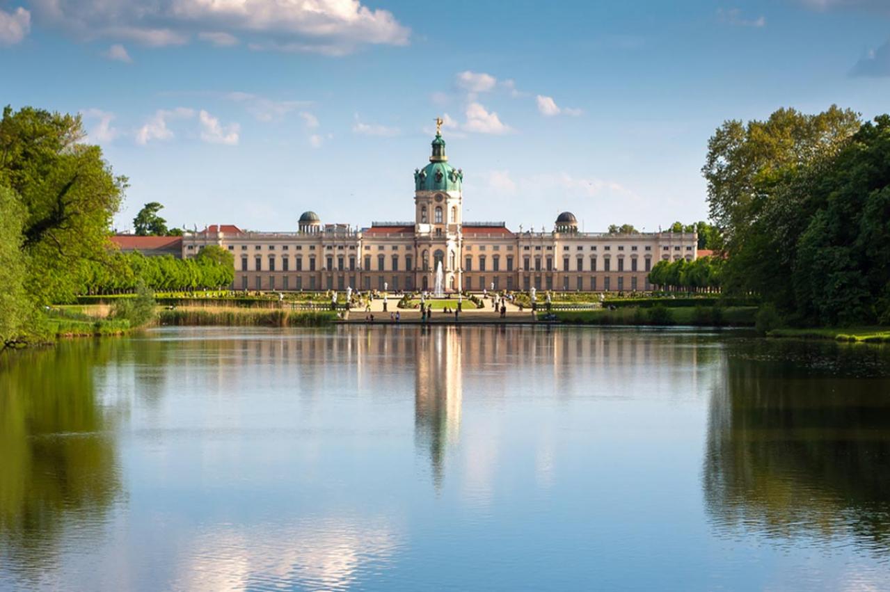 亡き妻の名を冠した ドイツの【シャルロッテンブルク宮殿】　とびきりの才媛シャルロッテが夫に影響を与えたのは