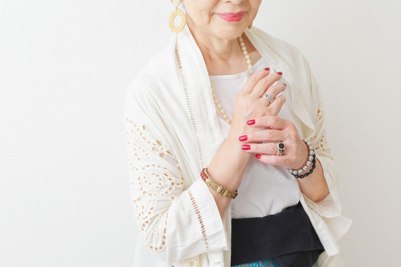 白シャツ1枚で“高見え”するコツは？【プチプラおしゃれ術】シニアユーチューバー・きょうこばぁばの私服拝見（画像10）