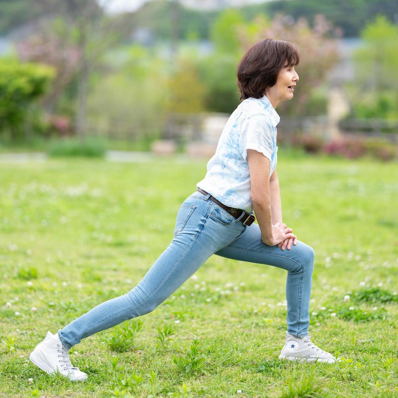 このスタイルで今年79歳！？ジーンズをすらりとはきこなす元ミス日本の谷玉恵さんが実践するストレッチ（画像2）
