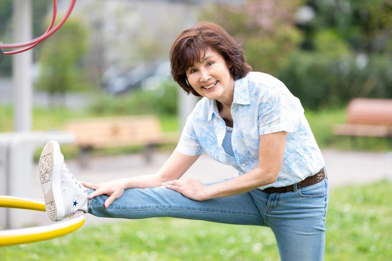 このスタイルで今年79歳！？ジーンズをすらりとはきこなす元ミス日本の谷玉恵さんが実践するストレッチ