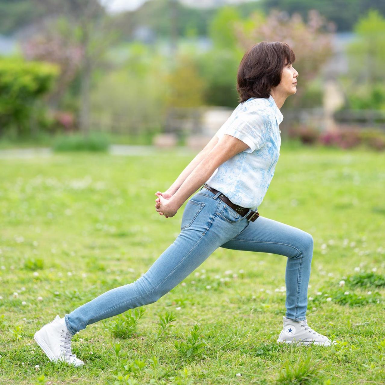 このスタイルで今年79歳！？ジーンズをすらりとはきこなす元ミス日本の谷玉恵さんが実践するストレッチ（画像3）