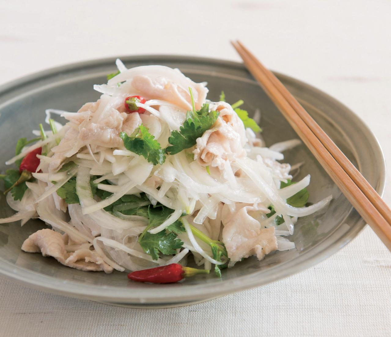 【春野菜レシピ】簡単！新玉ねぎの小鉢＆サラダ2選「おかかポン酢漬け」「豚しゃぶエスニック風サラダ」（画像3）