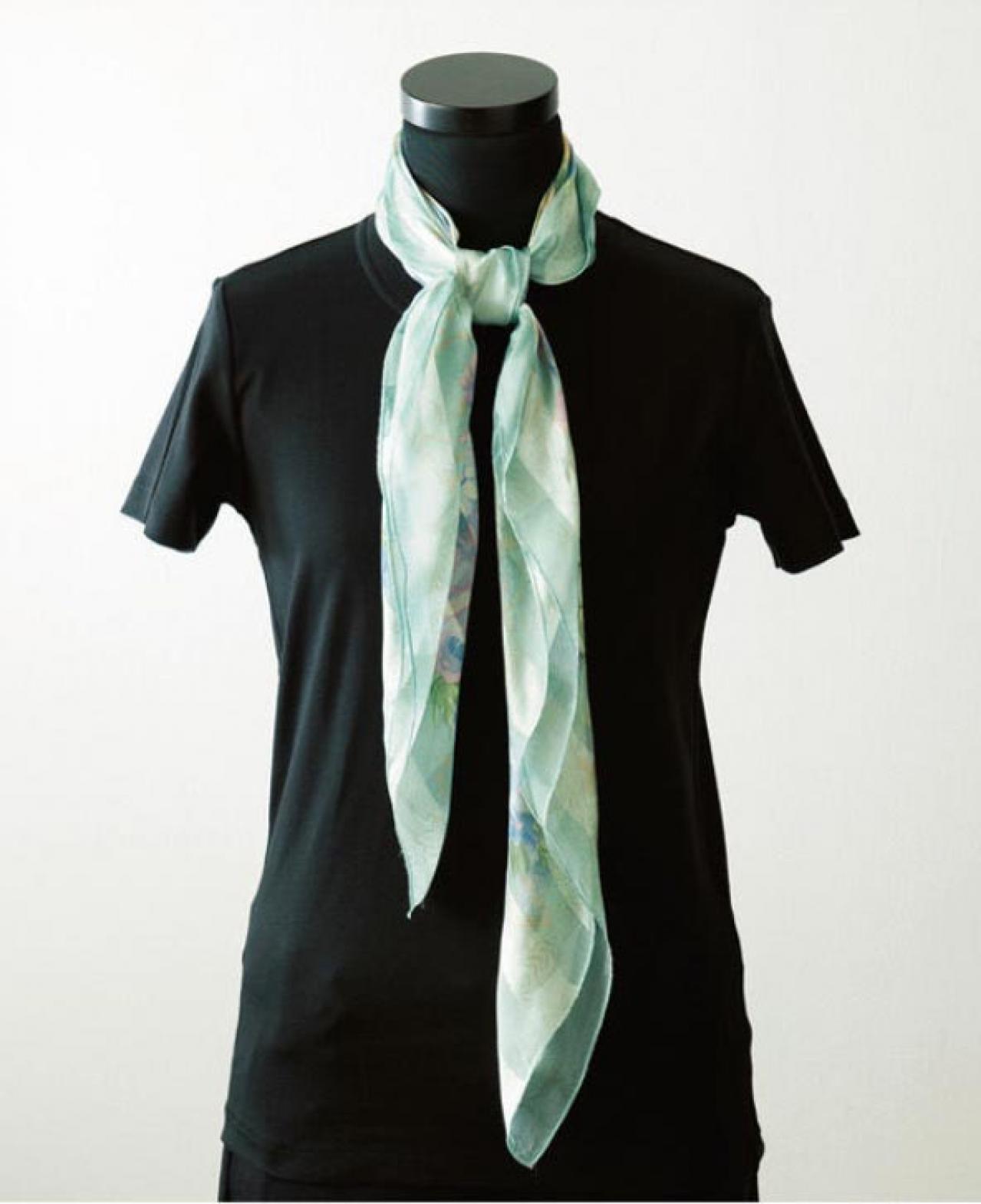 冷房対策にも！エレガントなスカーフの巻き方2選「ラッフル結び」と「固結び」（画像2）