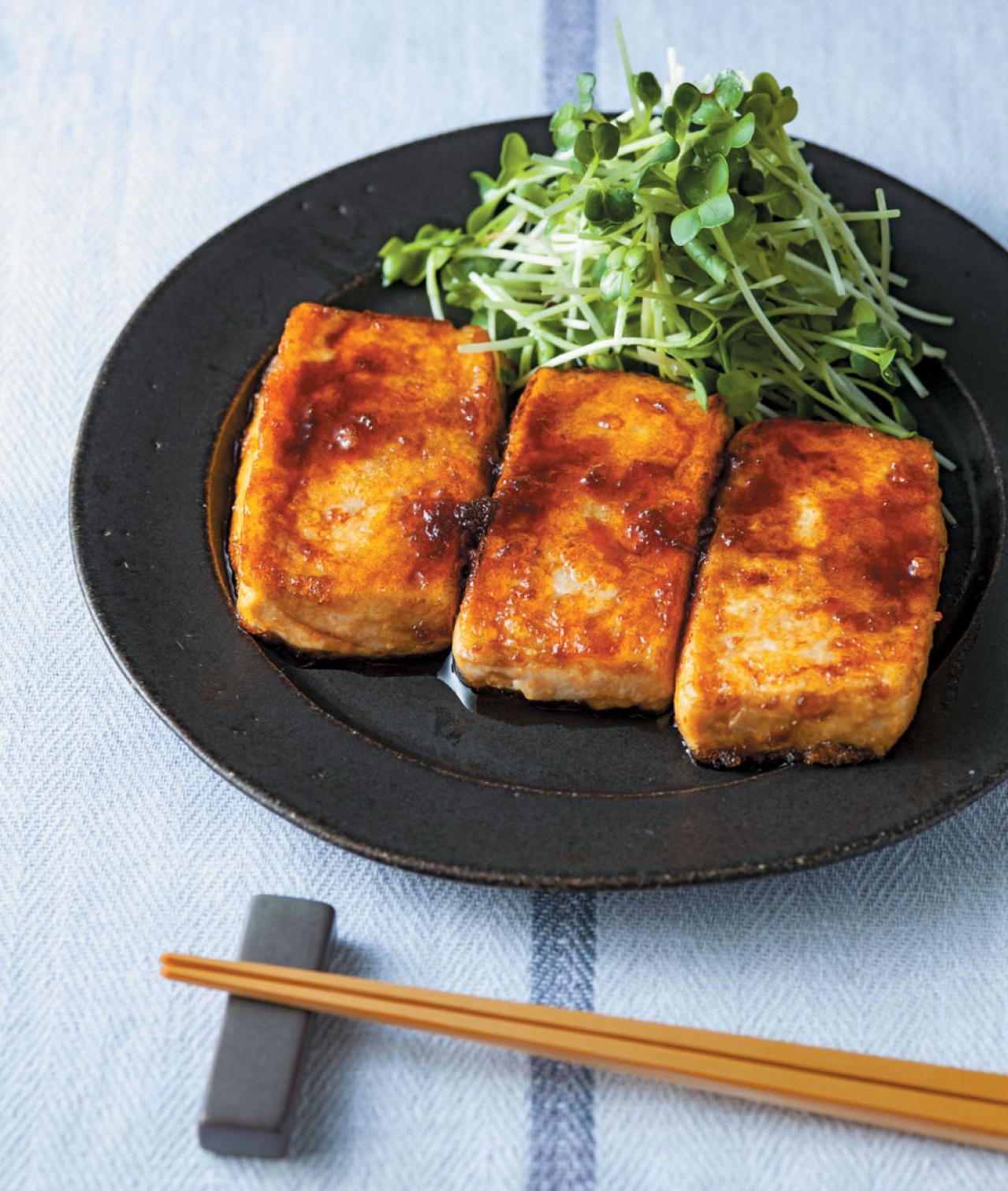 【お酢レシピ】たんぱく質もとれる！ 卵、豆腐×酢のおかず3選「豆腐の照り焼き」「厚揚げとゴーヤの黒酢炒め」「トマトと卵の中華炒め」（画像2）