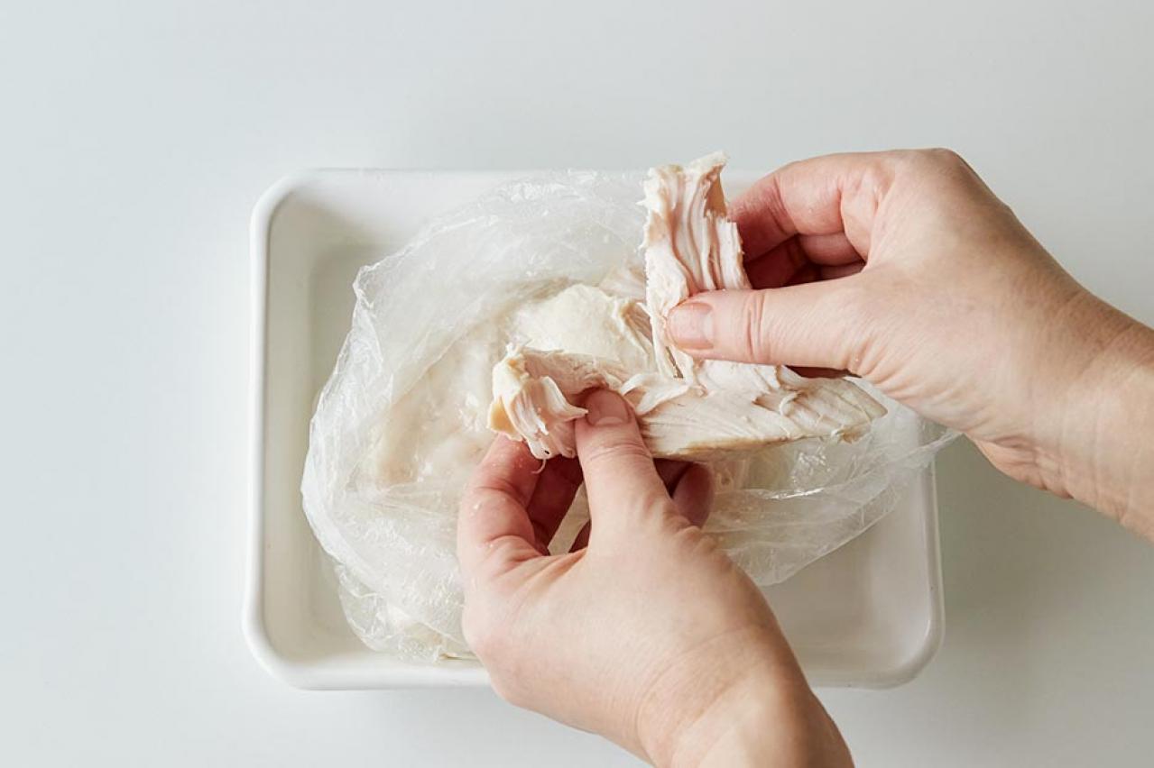 簡単おいしい！【ポリ袋でレンチン蒸し鶏】のアレンジレシピ2選。「棒棒鶏」「カオマンガイ」（画像2）