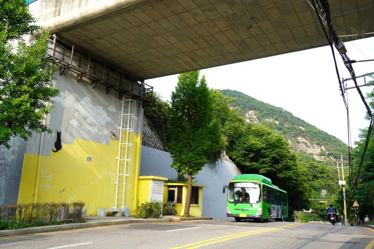 伝説の韓ドラ「コーヒープリンス1号店」のロケ地は今どうなっている？ ソウルの街並みが見下ろせる絶景カフェ（画像20）