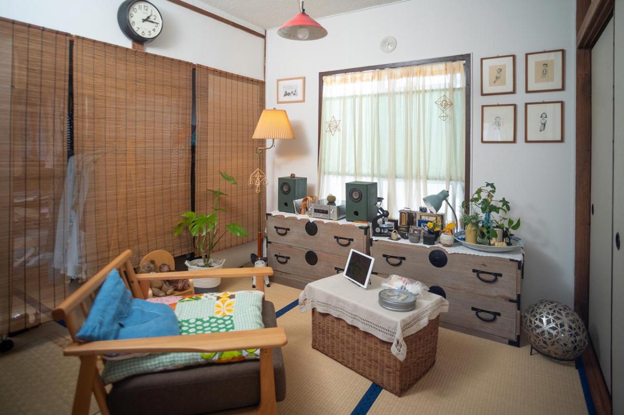 住まいのサイズダウンで家具も半分に！ 家族のモノに包まれた温もりのある「ひとり暮らし」イラストレーター 本田葉子さん