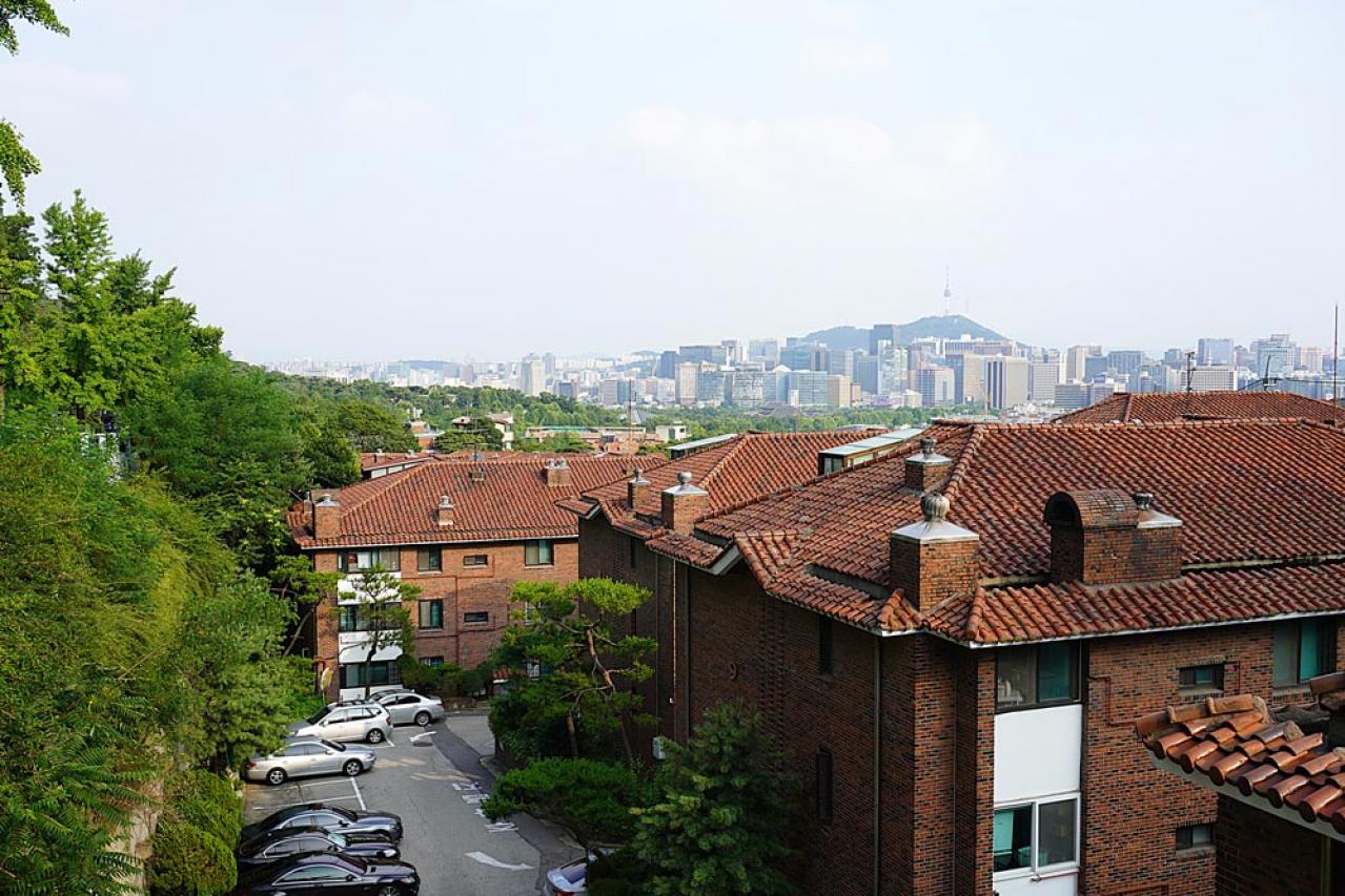 伝説の韓ドラ「コーヒープリンス1号店」のロケ地は今どうなっている？ ソウルの街並みが見下ろせる絶景カフェ（画像19）