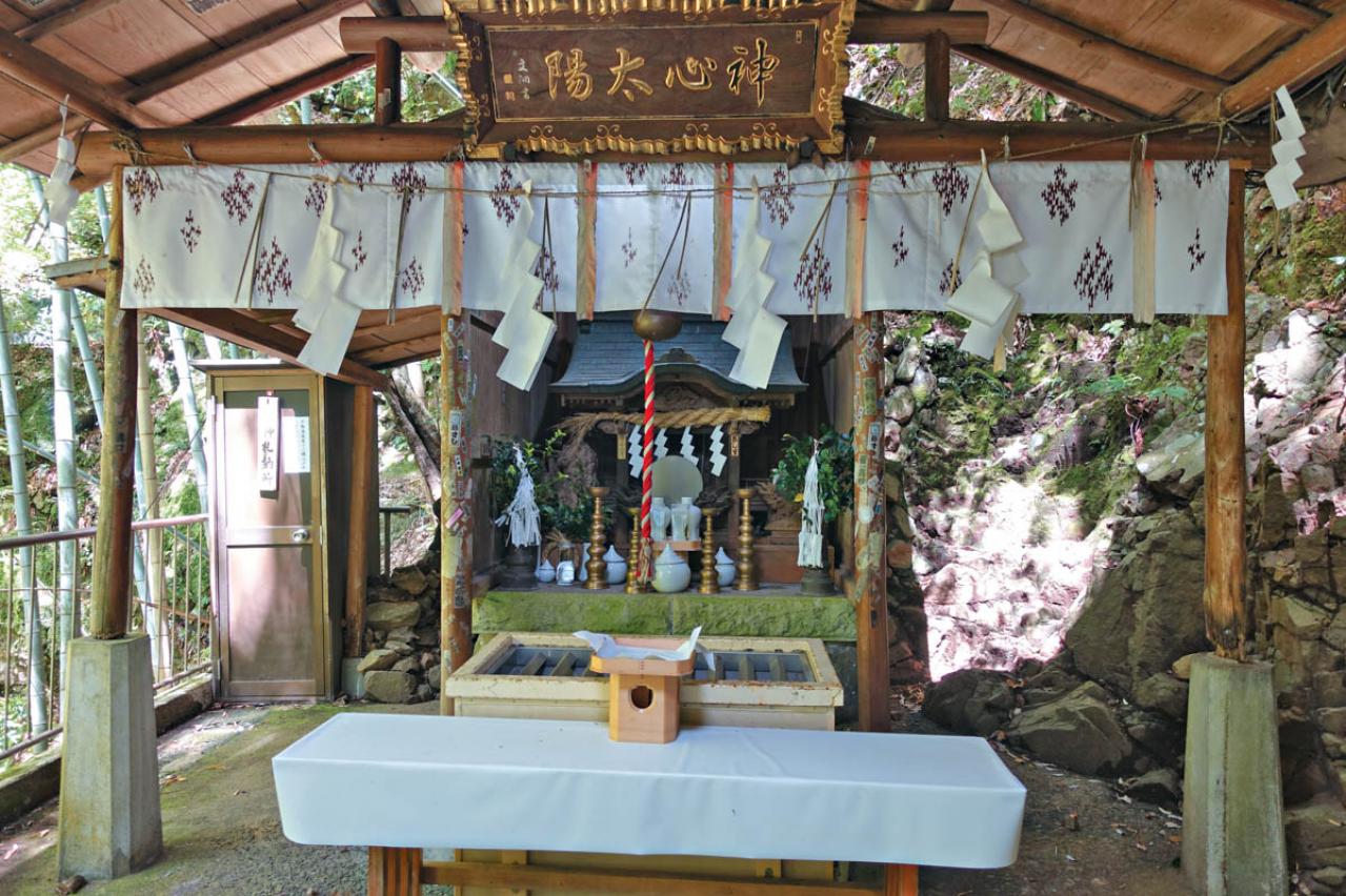 見るだけでもひんやり！迫力満点【パワーをもらえる滝】3選｜旅のプロが夏に行きたい日本の水辺（画像11）