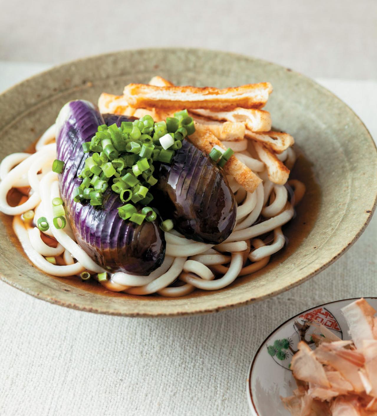 一皿で大満足！【冷やしうどん】夏のランチにぴったりなレシピ2選「なすの揚げびたし×油揚げ」「鶏肉ののり照り焼き」（画像2）