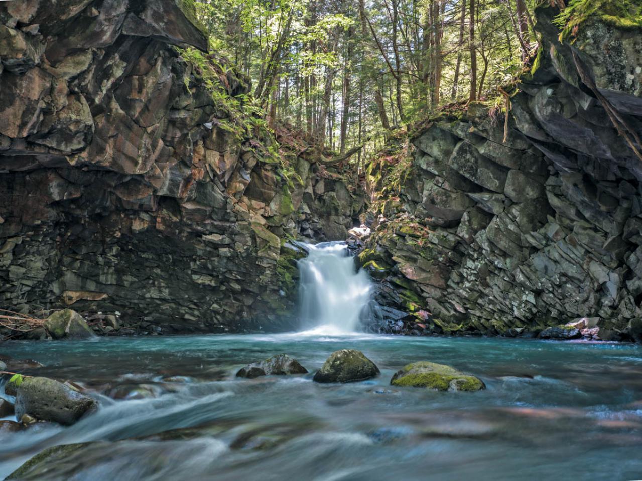 見るだけでもひんやり！迫力満点【パワーをもらえる滝】3選｜旅のプロが夏に行きたい日本の水辺（画像6）
