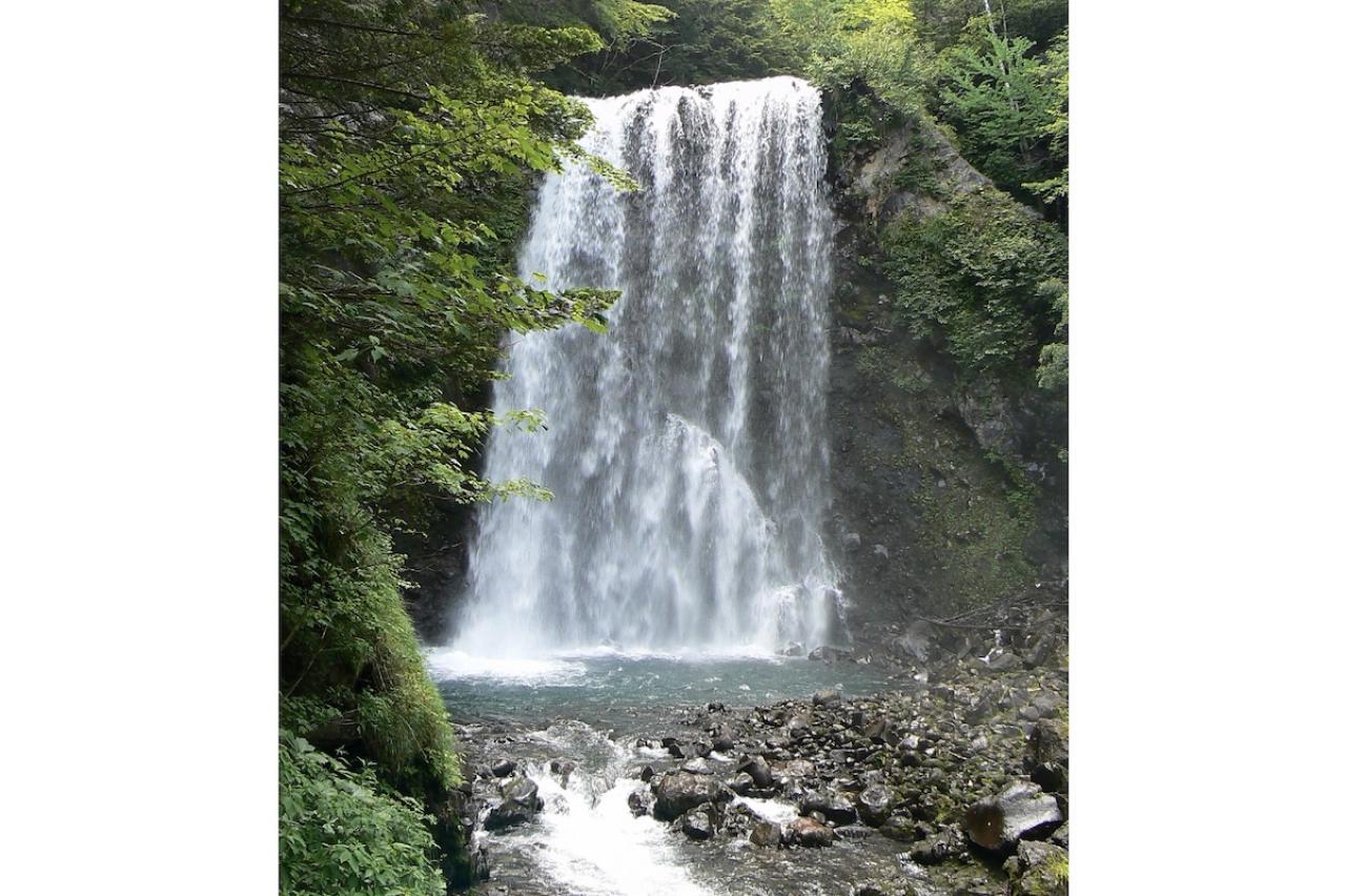 見るだけでもひんやり！迫力満点【パワーをもらえる滝】3選｜旅のプロが夏に行きたい日本の水辺