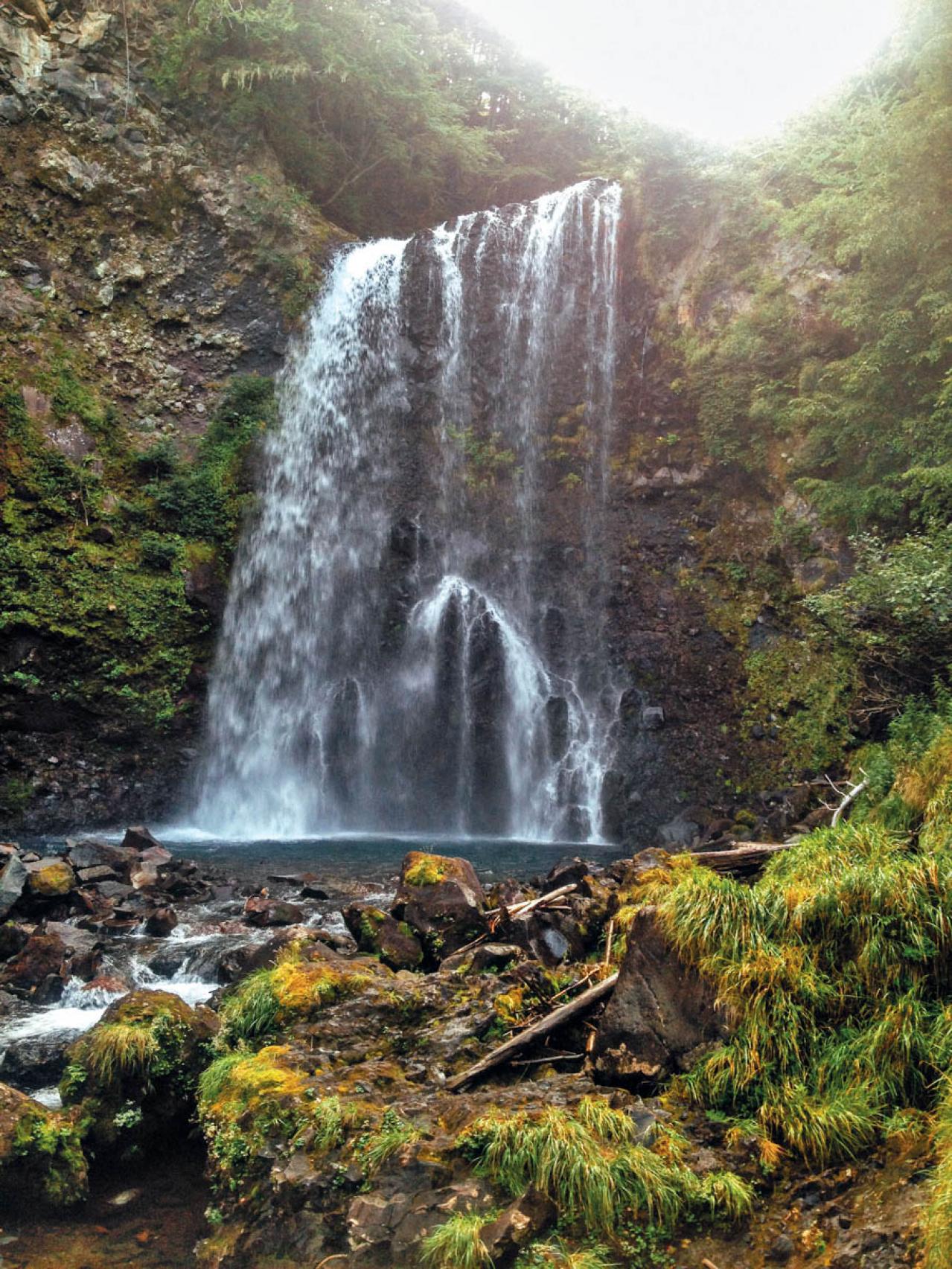 見るだけでもひんやり！迫力満点【パワーをもらえる滝】3選｜旅のプロが夏に行きたい日本の水辺（画像7）