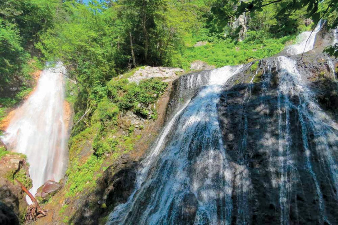 見るだけでもひんやり！迫力満点【パワーをもらえる滝】3選｜旅のプロが夏に行きたい日本の水辺（画像8）