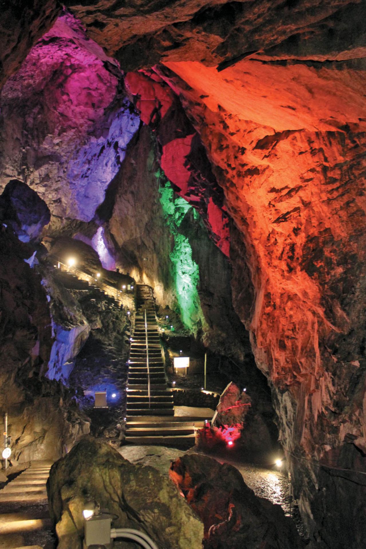 ひんやり・美しい【日本の鍾乳洞】4選｜旅のプロおすすめの真夏の避暑スポット（画像2）