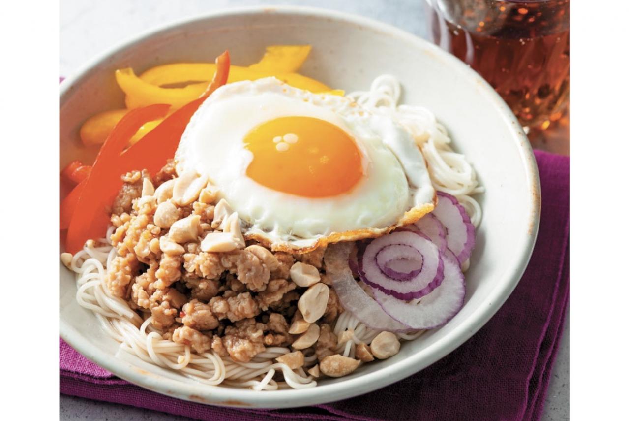 夏のランチのマンネリを解消！【エスニック風そうめん】レシピ2選「さつま揚げのフォー風」「鶏そぼろ×目玉焼き」