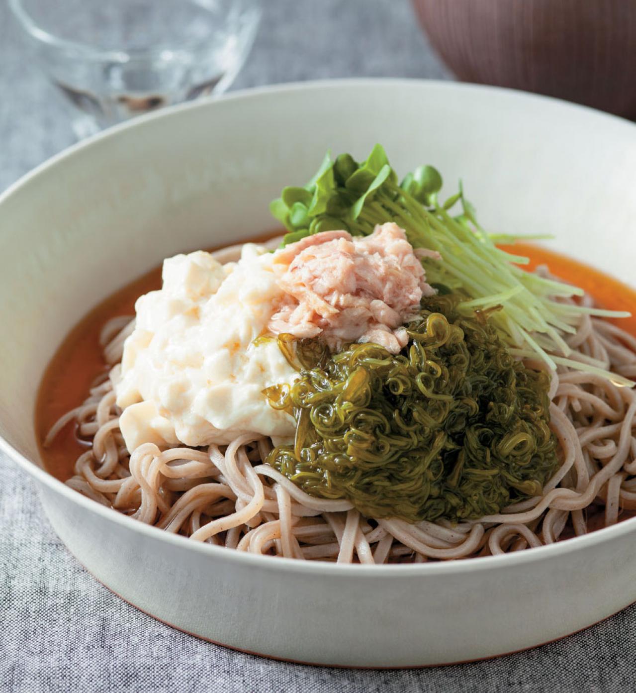 ネバネバ食材で免疫力をアップ【冷やしそばレシピ】2選「湯葉×アボカド×納豆」「めかぶ×ツナ×豆腐」（画像3）