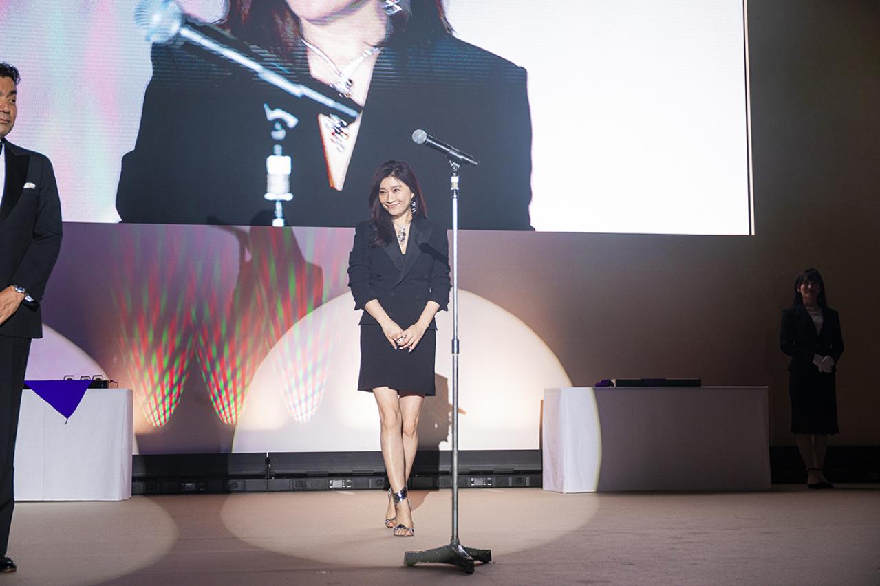 【篠原涼子】取材記者が見た奇跡の50代「スタイルキープのために毎日飲むものとは？」（画像2）