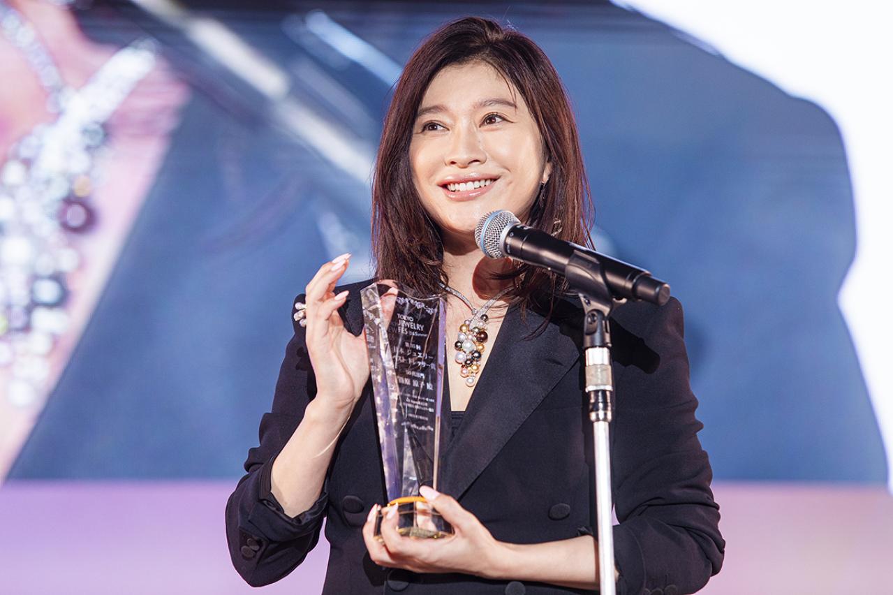 【篠原涼子】取材記者が見た奇跡の50代「スタイルキープのために毎日飲むものとは？」（画像3）