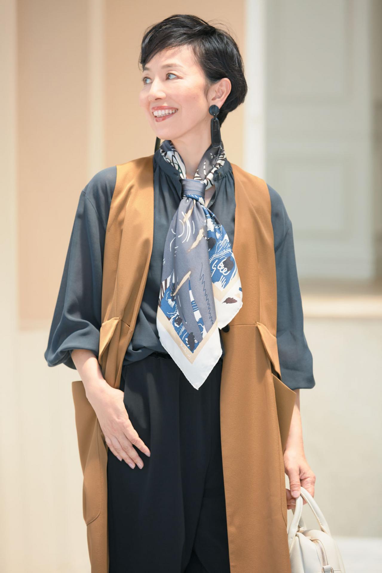 一枚を夏から秋まで使い回す【ストール＆スカーフ】プロはどう使う？（画像9）