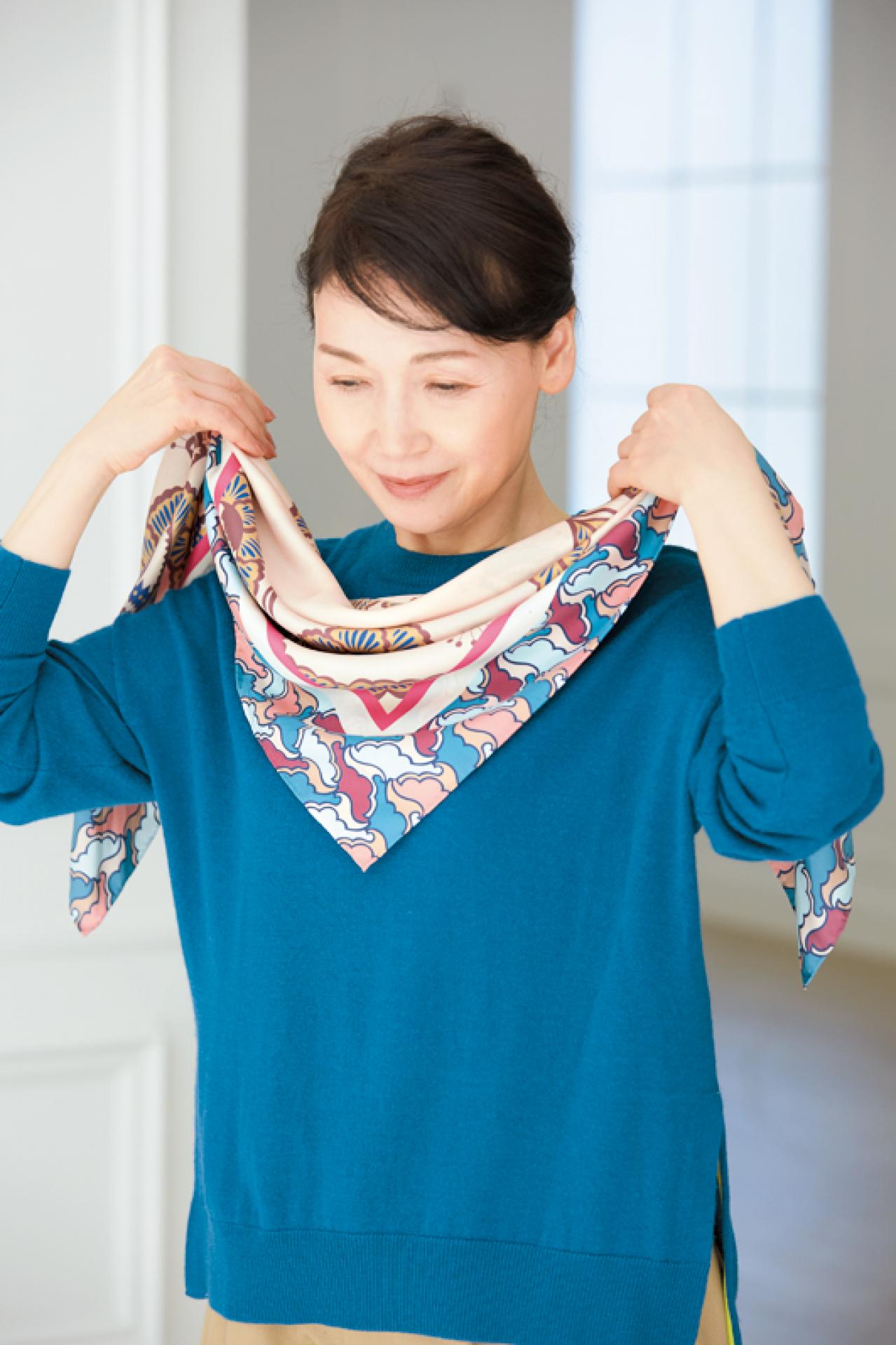 【50代以上のスカーフの巻き方はコレ】エレガントな雰囲気になれる「アフガン巻き」とは？（画像9）