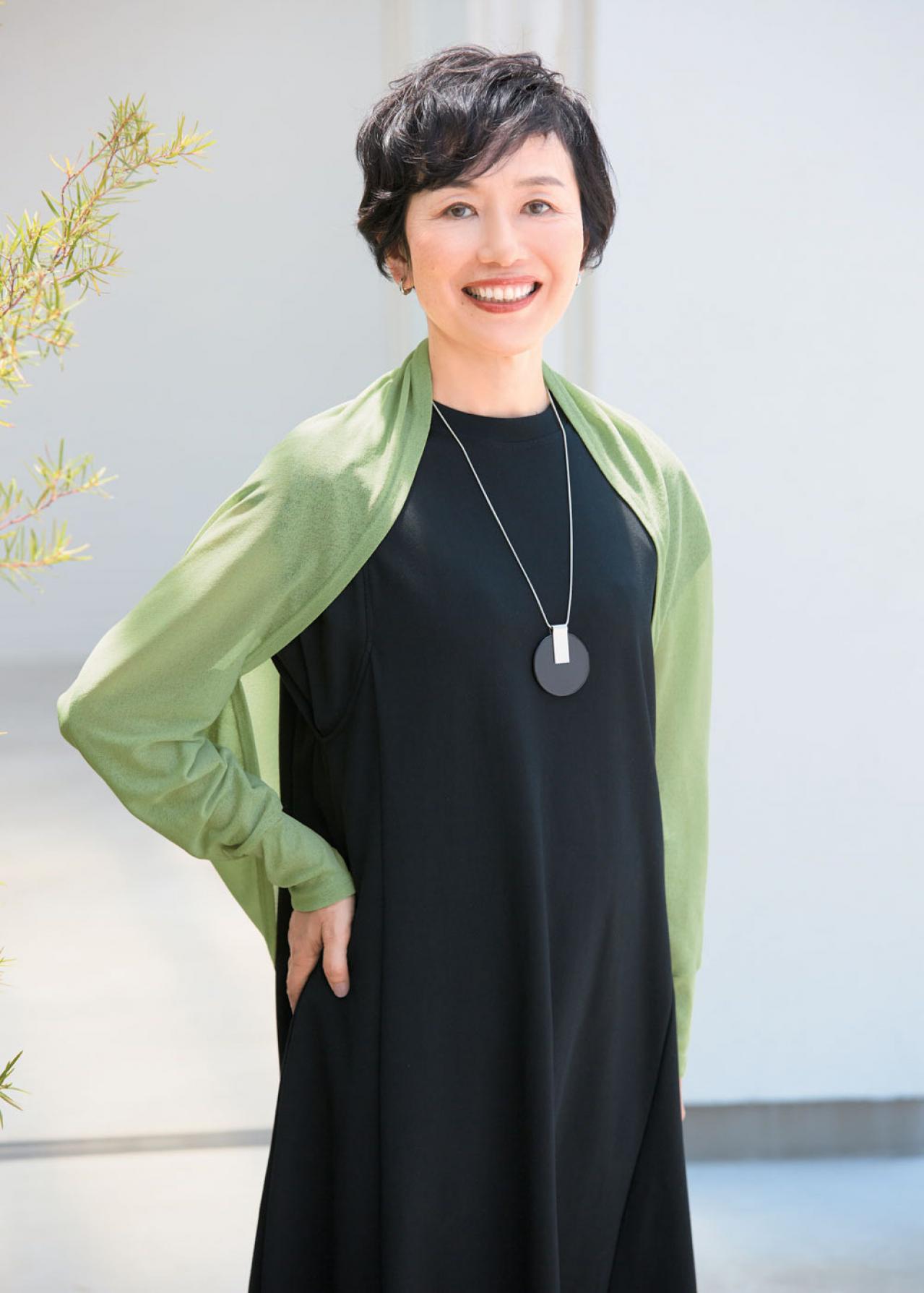 スタイリストが選ぶストールは大判が常識！結んでかぶるだけの簡単「スヌード巻き」とは？（画像4）