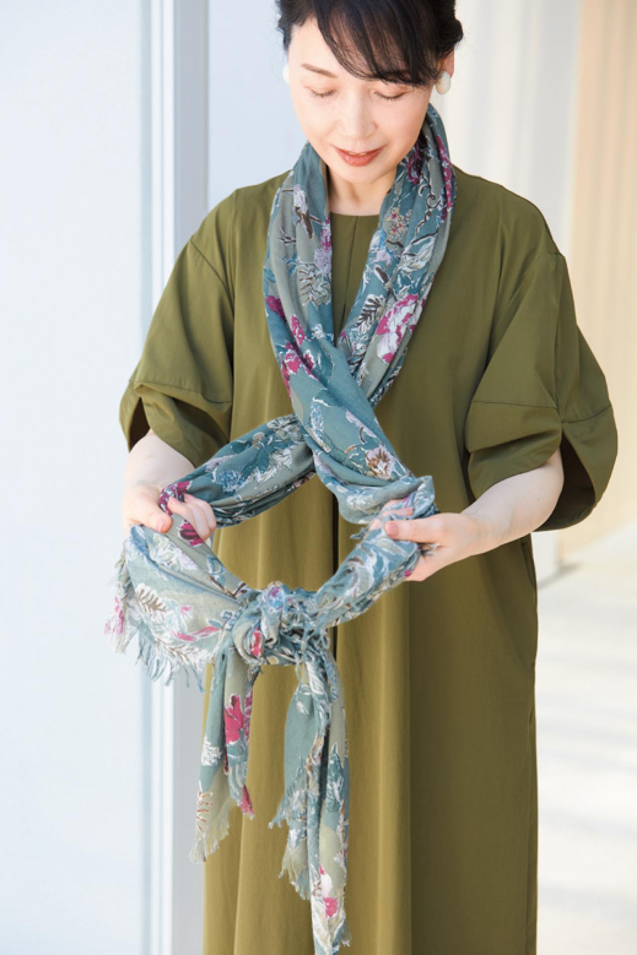 スタイリストが選ぶストールは大判が常識！結んでかぶるだけの簡単「スヌード巻き」とは？（画像9）