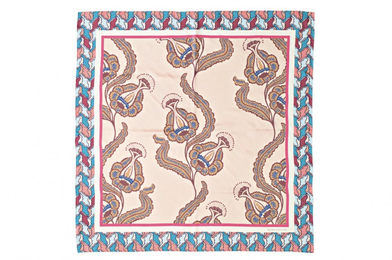 【50代以上のスカーフの巻き方はコレ】エレガントな雰囲気になれる「アフガン巻き」とは？（画像6）