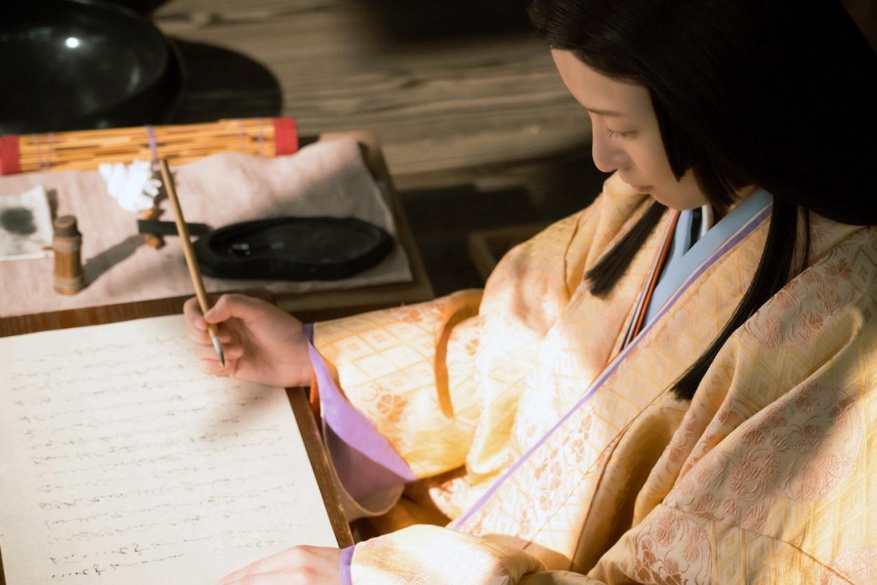 【光る君へ】天皇に献上する物語を書き始めた紫式部（吉高由里子）。ついに『源氏物語』が始動開始